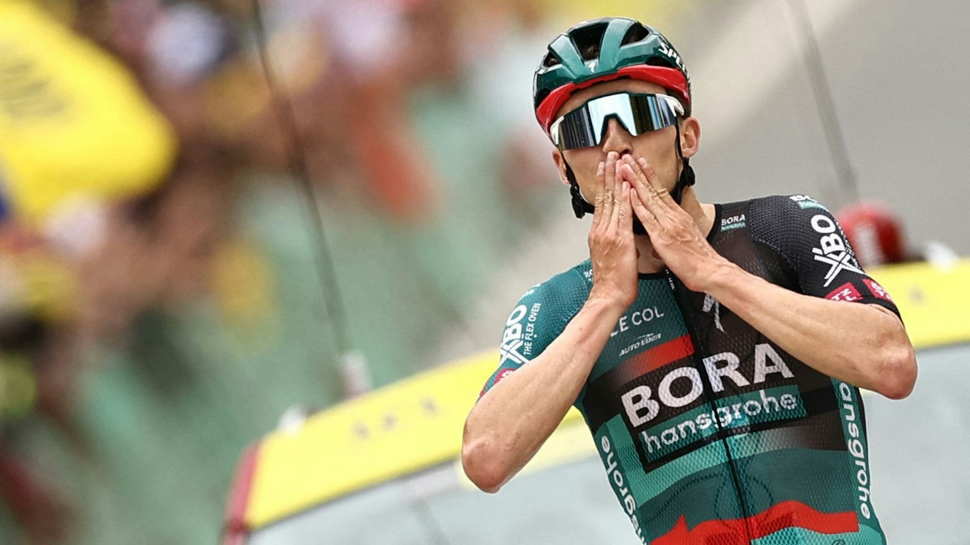 Jai Hindley fährt im Trikot von Bora-hansgrohe über die Ziellinie der fünften Etappe der Tour de France 2023 in Laruns.