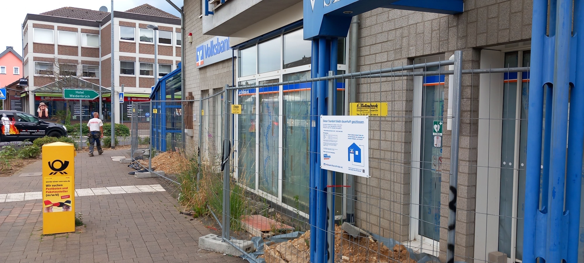 29.06.2023 Swisttal-Heimerzheim: Rundgang knapp zwei Jahre nach der Flut. Schandfleck laut Ortsvorsteher Menth. Die Bank muss sich mit einem Investor abstimmen. Das dauert.