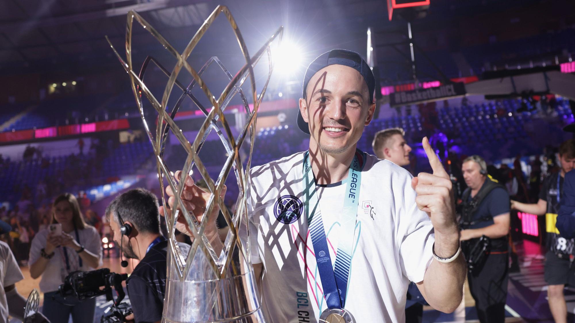 Im Mai jubelte Baskets-Kapitän Karsten Tadda über den Gewinn der Champions League, inzwischen ist er aber nach Bamberg gewechselt.