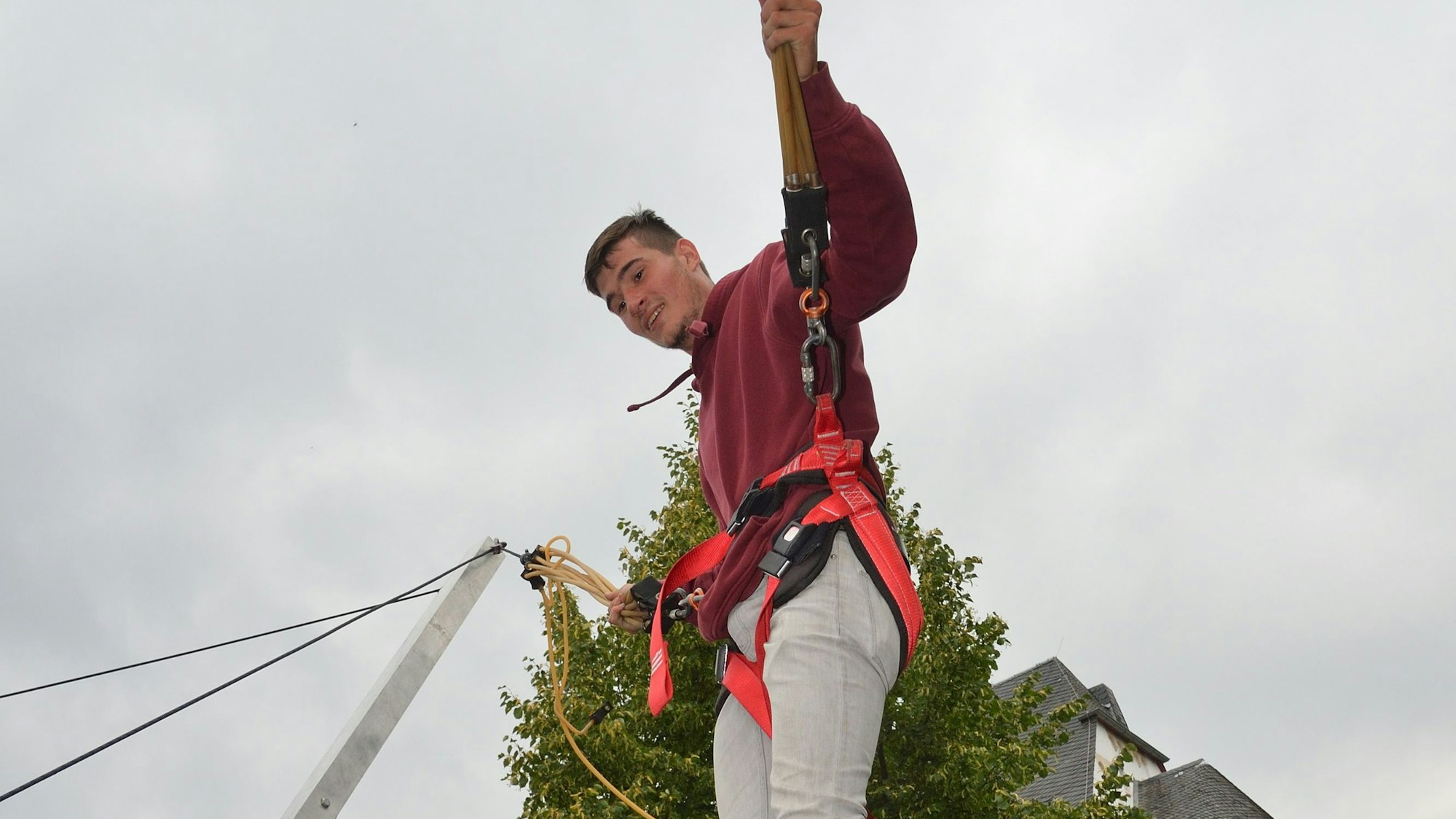 Ein Besucher des Dorffest Paffrath auf einem Trampolin.