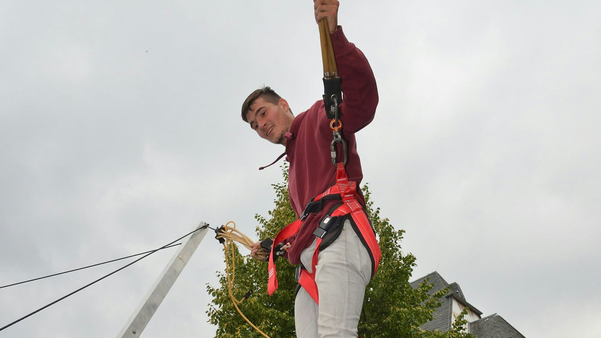 Ein Besucher des Dorffest Paffrath auf einem Trampolin.