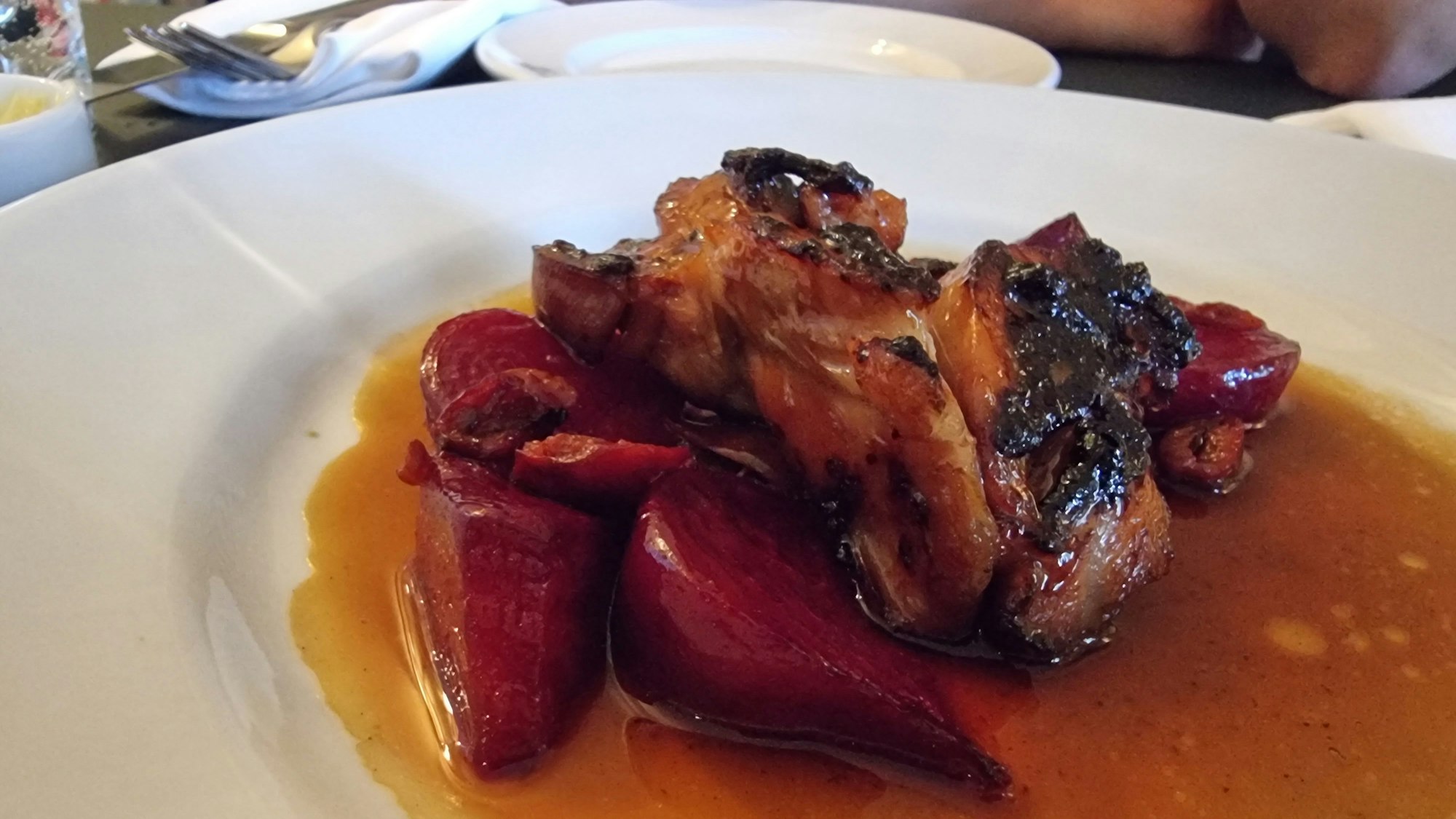 Lamm, serviert mit roter Beete in einer Soße auf einem Teller