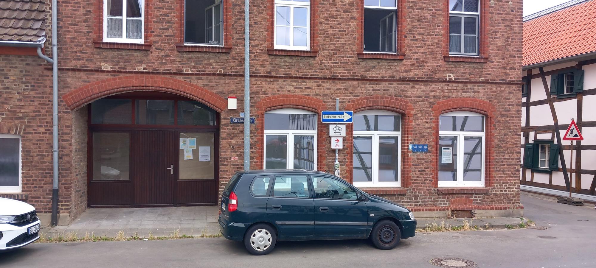 29.06.2023 Swisttal-Heimerzheim: Rundgang knapp zwei Jahre nach der Flut. Hier könnte laut Menth die Bücherei einziehen, aber das Bistum ist langsam in seinen Entscheidungen.