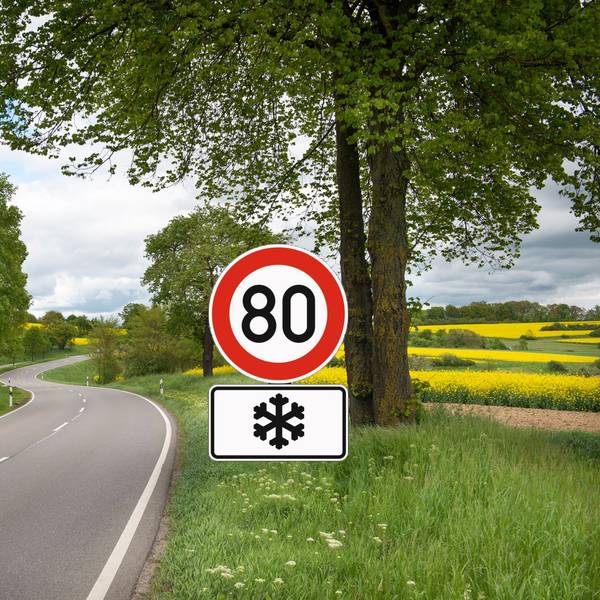 Landstraße mit Schneeflocken-Schild