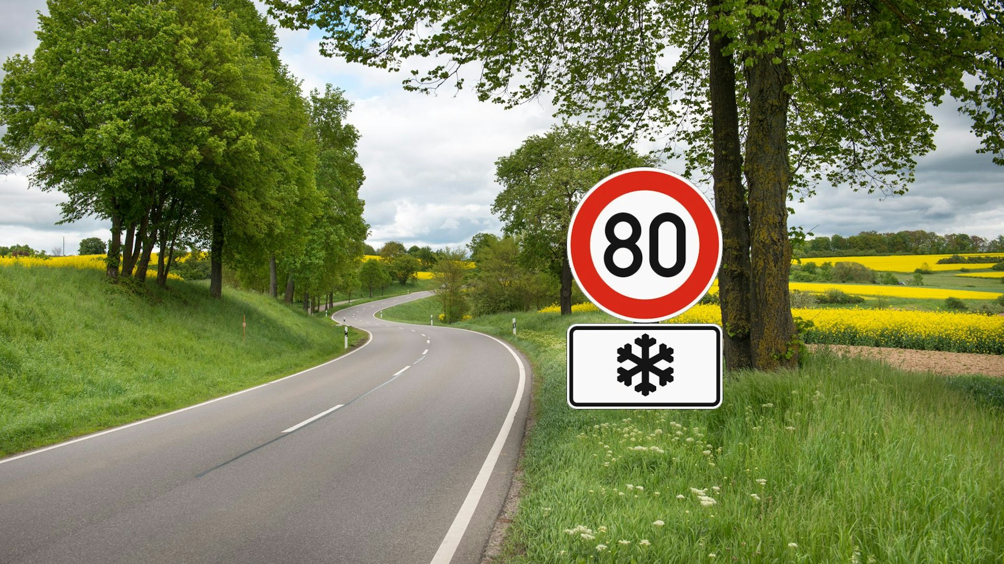 Landstraße mit Schneeflocken-Schild