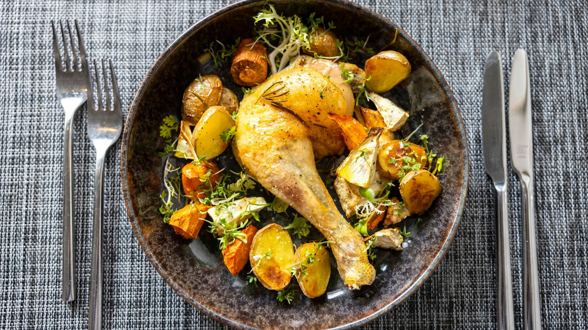 Mediterrane Hühnerkeulen mit Ofengemüse.