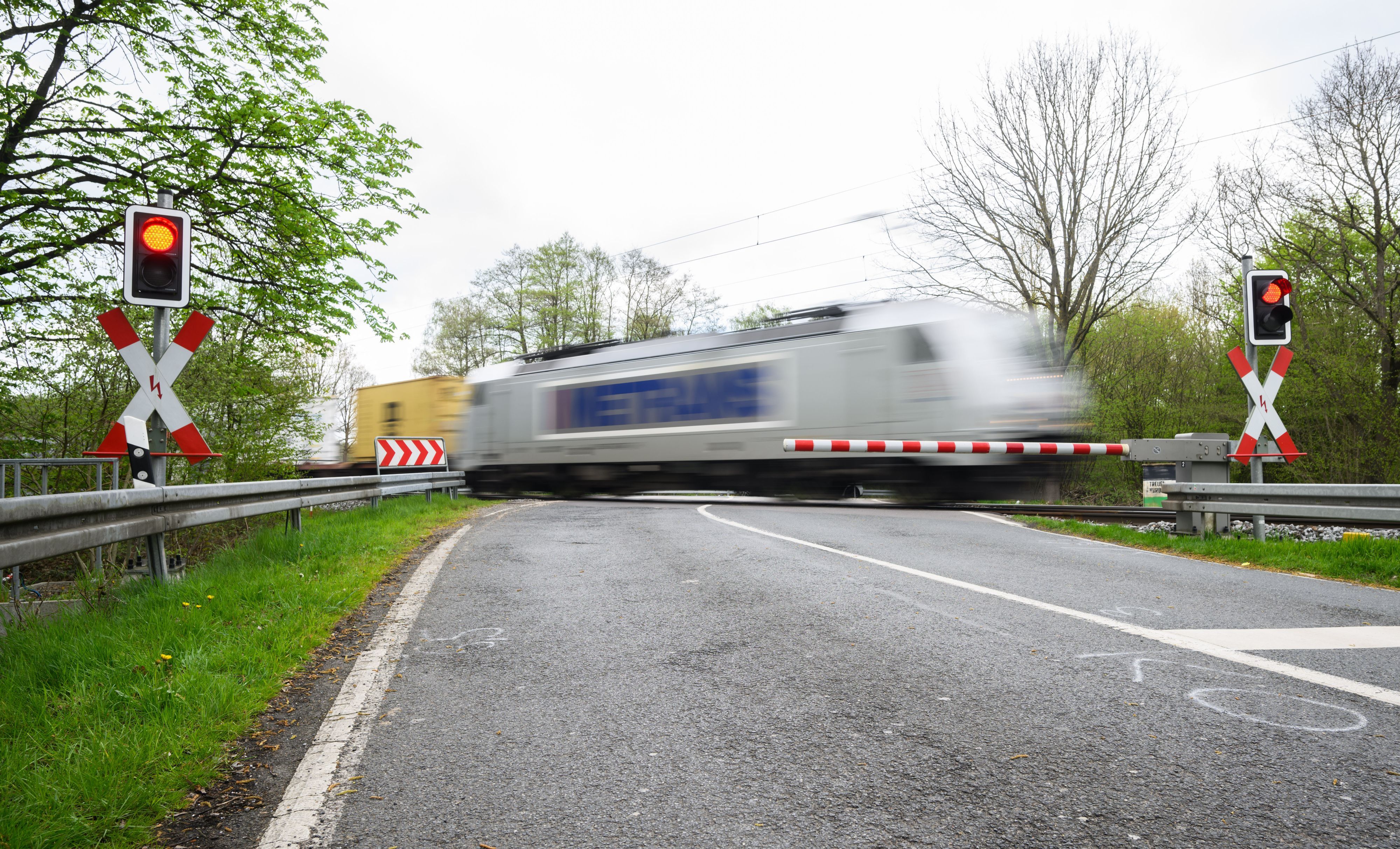 Ein Zug fährt über einen Bahnübergang. In Paderborn wendete ein Mann auf einem Bahnübergang, die Polizei ermittelte den Fahrer. (Symbolbild)