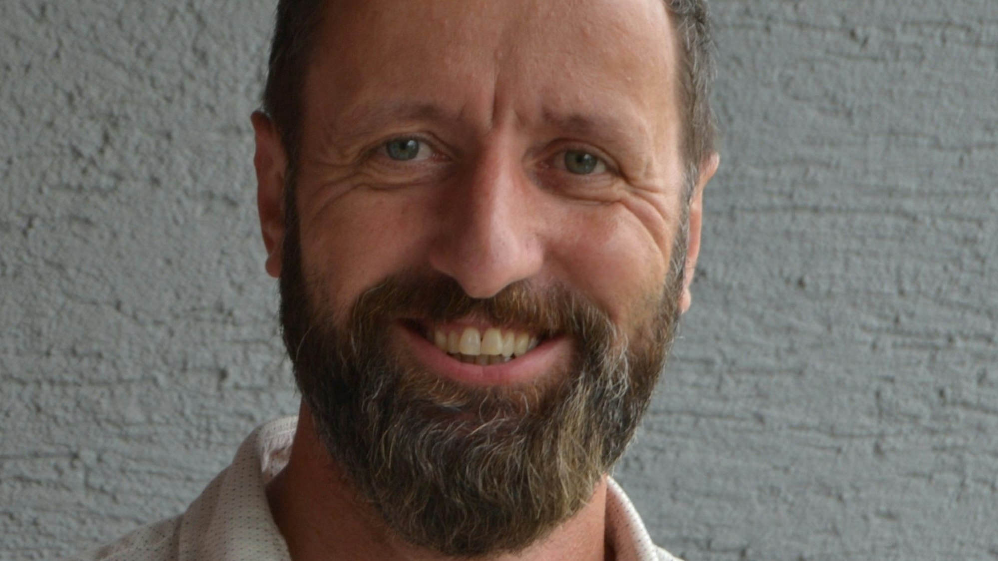 Das Bild zeigt einen Mann mit braunem Vollbart.