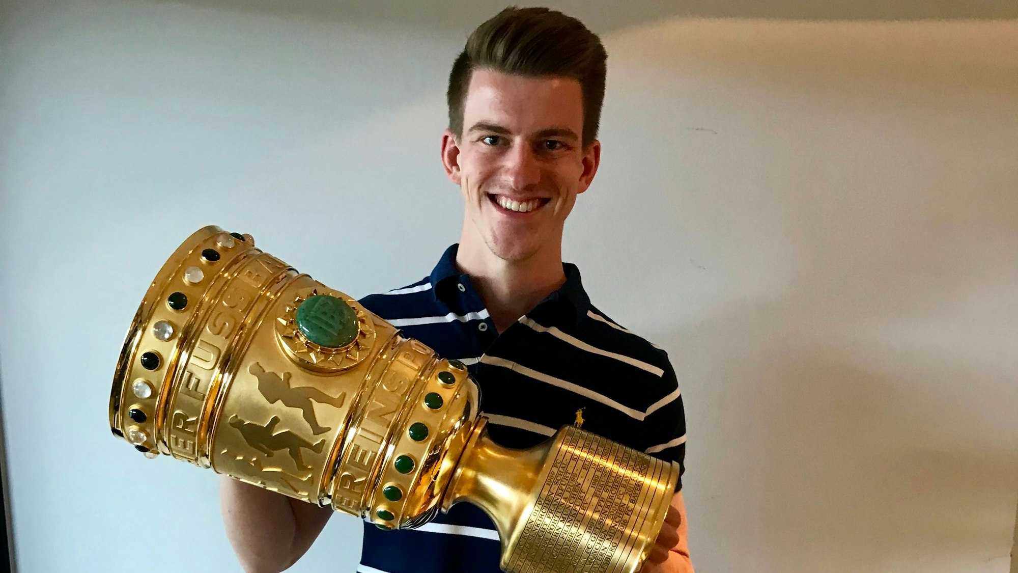 DFB-Ligamanager Paul Stremer mit der Pokal-Trophäe