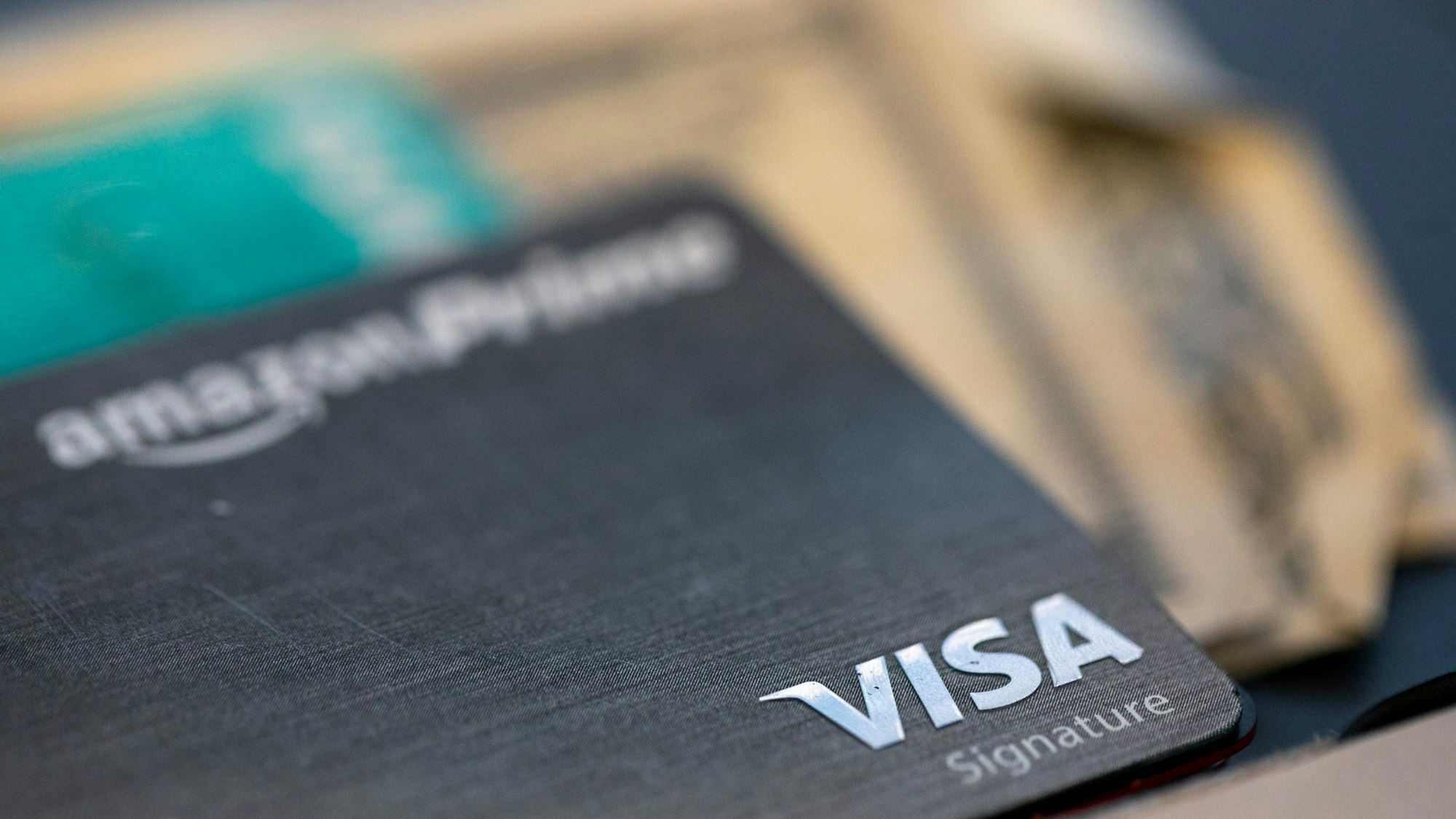 Beim Bezahlen im Auslandsurlaub kommen immer häufiger Kredit- oder Debitkarten statt Bargeld zum Einsatz.