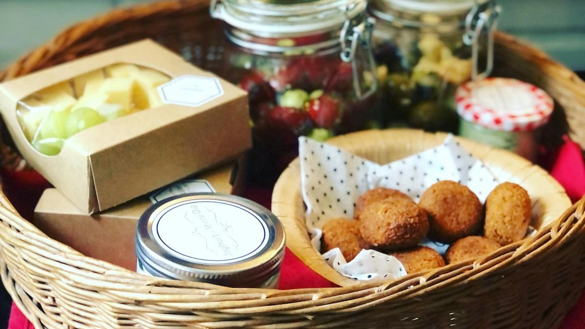 Inhalt eines Picknickkorbs