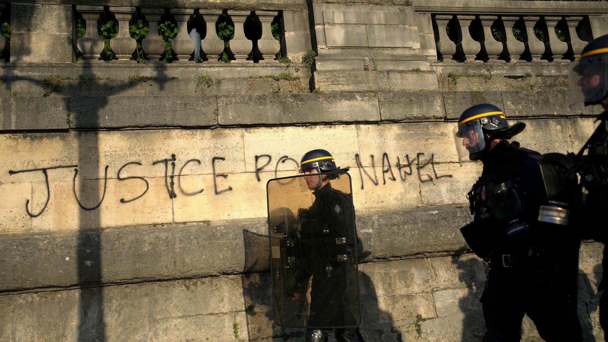 Polizeipatrouillen gehen in Paris an einer Brücke vorbei.