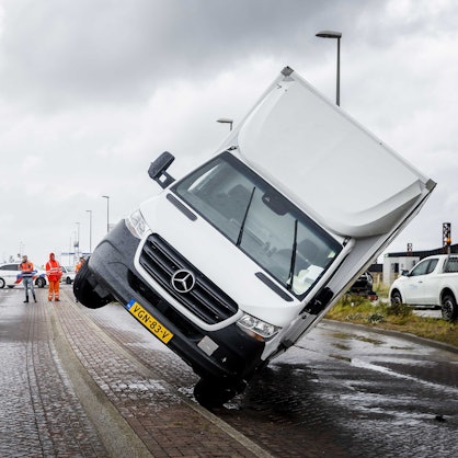 Ein umgestürzter Lastwagen steht auf dem Boulevard Barnaart in Zandvoort. Das Sturmtief „Poly“ hat mit starken Windböen für Chaos in den Niederlanden und Deutschland gesorgt.