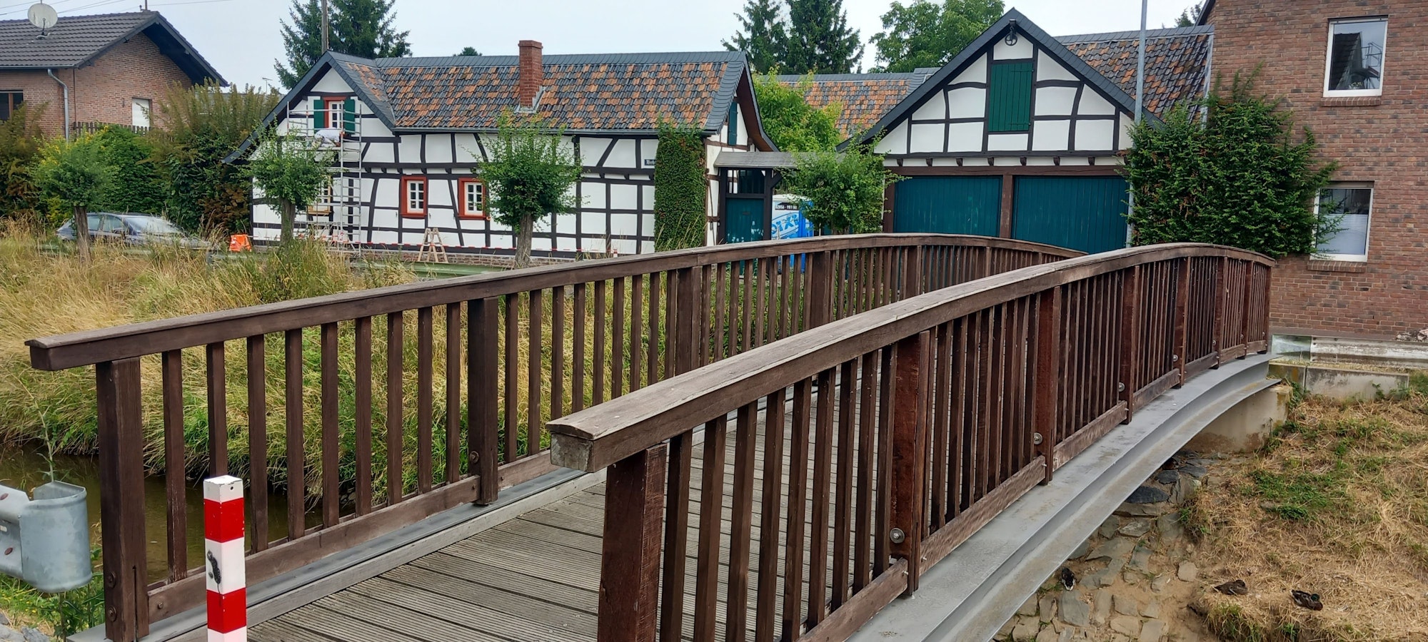 29.06.2023 Swisttal-Heimerzheim: Rundgang knapp zwei Jahre nach der Flut. Die Firma, die den Steg einst erbaute, stellte die linke Brüstung, die bei der Flut umgeklappt war und zerstört wurde, original wieder her.