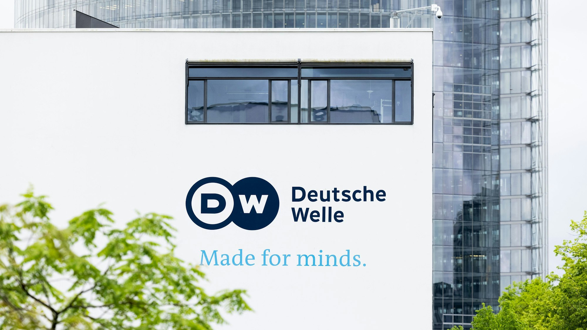 Blick auf die Zentrale der Deutschen Welle (DW). Die Deutsche Welle (DW) hält trotz einer Verbesserung in der Finanzplanung des Bundeshaushalts 2024 an ihrem Sparkurs fest.