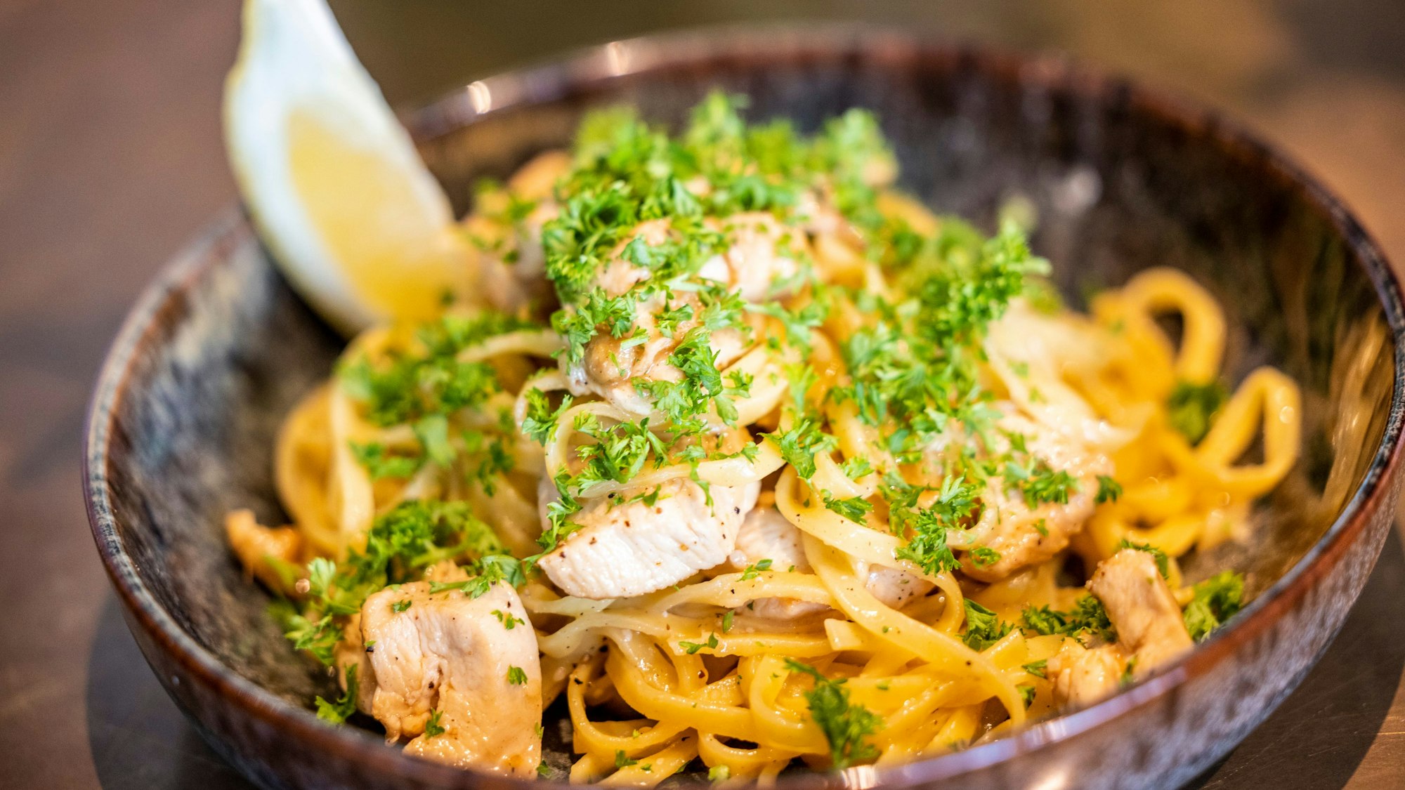 Pasta mit Hähnchen, Zitrone und Parmesan.