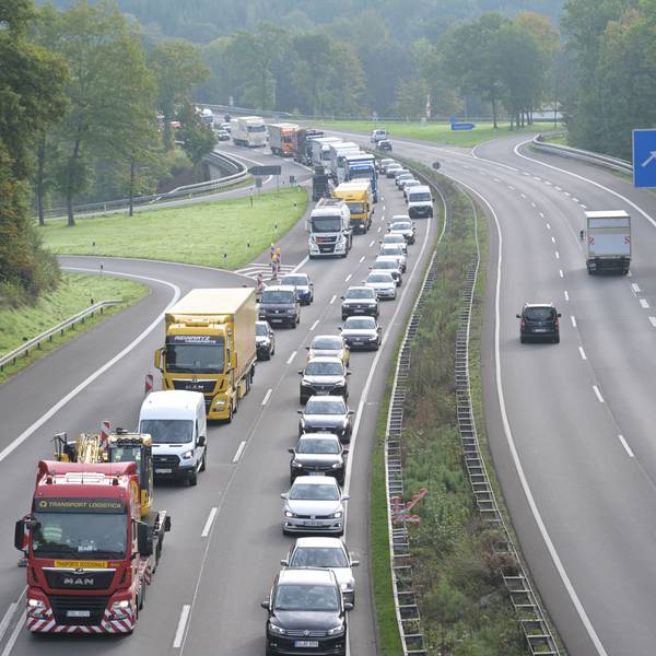 Auf der A4 in Fahrtrichtung Westen staut sich der Verkehr bei Overath weit zurück.