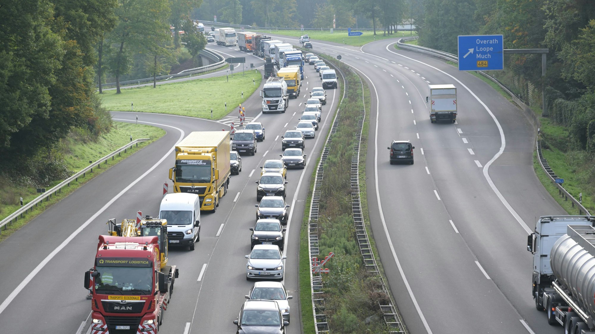 Auf der A4 in Fahrtrichtung Westen staut sich der Verkehr bei Overath weit zurück.