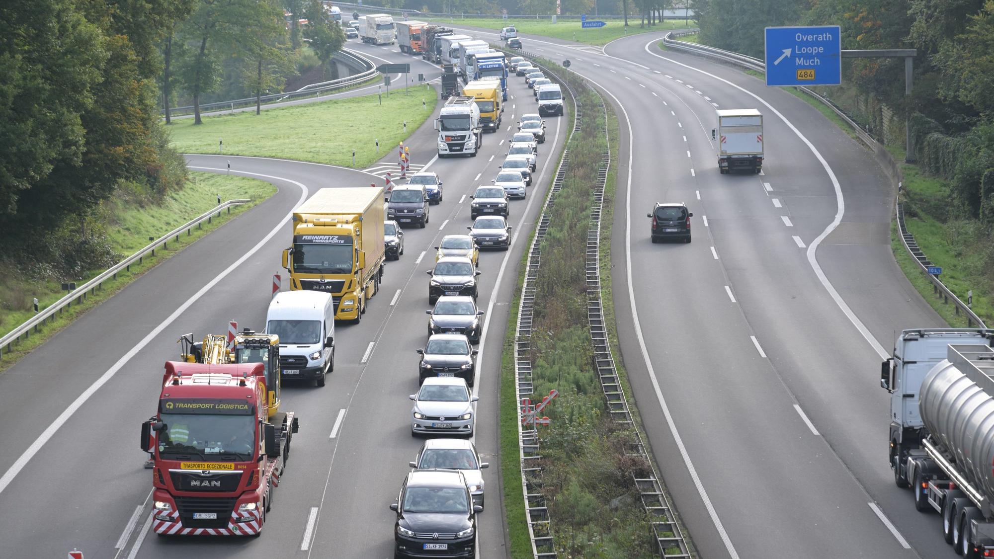 Auf der Autobahn 4 staut sich der Verkehr in Fahrtrichtung Köln vor einer Baustelle, hier ab Overath.