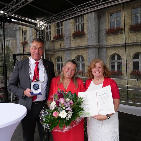 Bürgermeister Ralph Manzke und Heidi Reeker, stellvertretende Vorsitzende des TuS Wesseling.