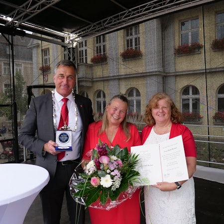 Bürgermeister Ralph Manzke und Heidi Reeker, stellvertretende Vorsitzende des TuS Wesseling.