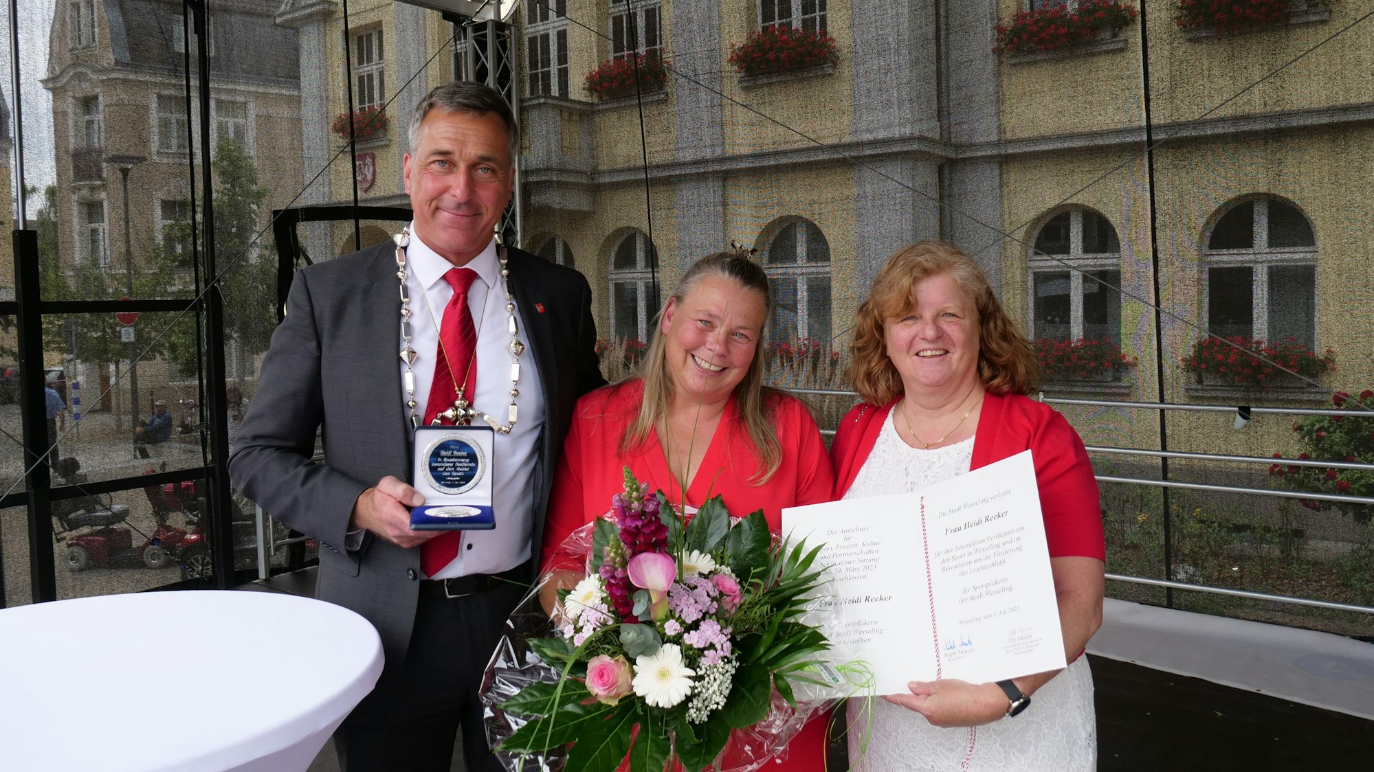 Bürgermeister Ralph Manzke und Heidi Reeker, stellvertretende Vorsitzende des TuS Wesseling.