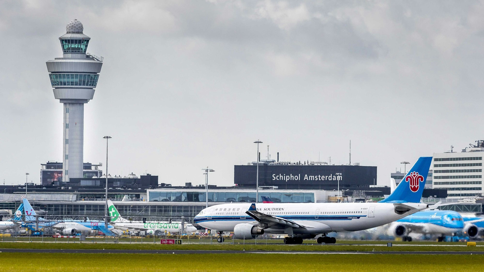 Der Airport Schiphol in Amsterdam ist ein wichtiges Drehkreuz und auch für Reisende aus dem Westen Deutschlands eine Abflugoption. (Archivbild)