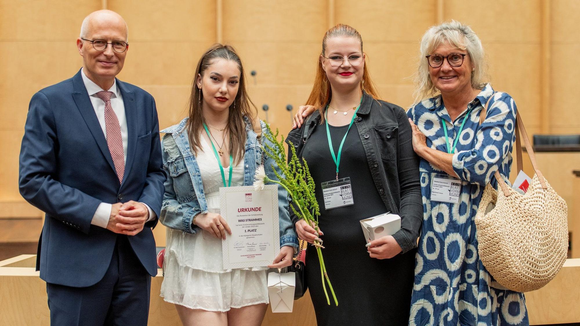 Preisgewinner der Schülerzeitung und Bundesratspräsident Peter Tschentscher