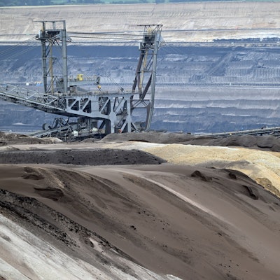 Bergbaumaschinen stehen im Tagebau Garzweiler.