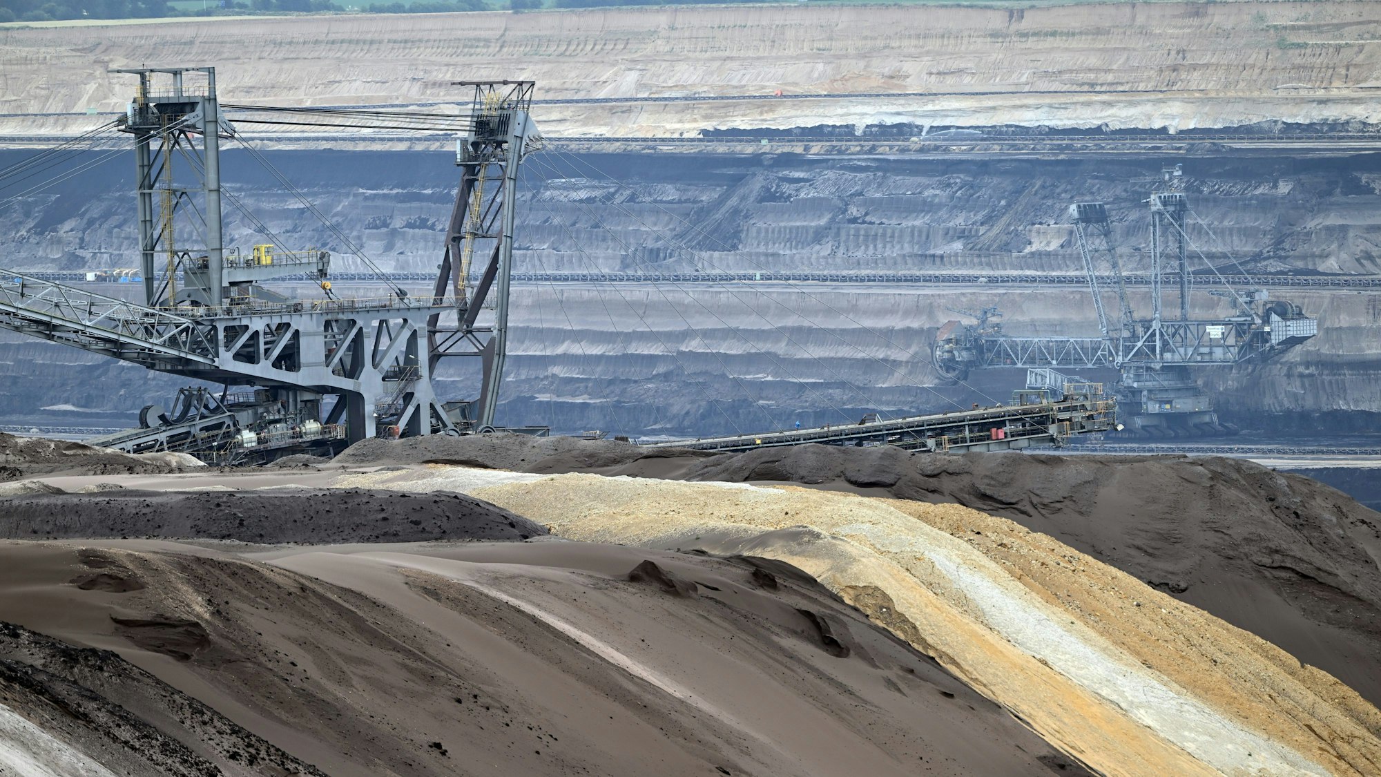 Bergbaumaschinen stehen im Tagebau Garzweiler.