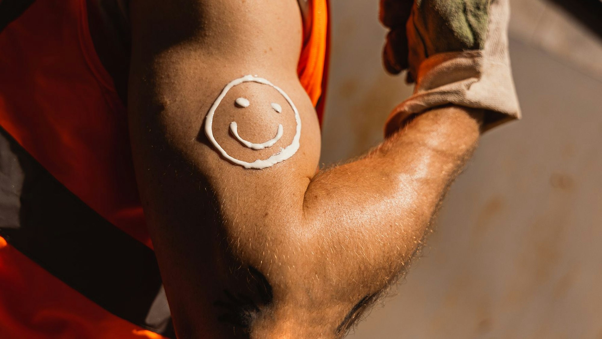 Sonnencreme mit Lichtschutzfaktor 50 gehört für Bauarbeiter zum Job wie Mörtel und Maurerkelle, sagt die IG BAU. Die Gewerkschaft fordert Sonnenmilch-Spender für Baustellen.