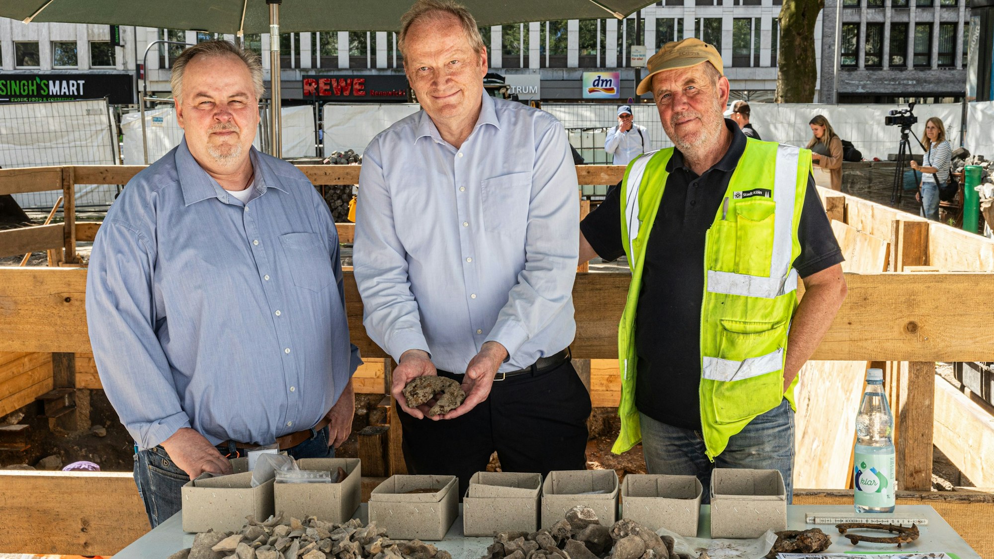 Prof. Dr. Marcus Trier, Dr. Thomas Höltken und Ulrich Karas mit Fundstücken