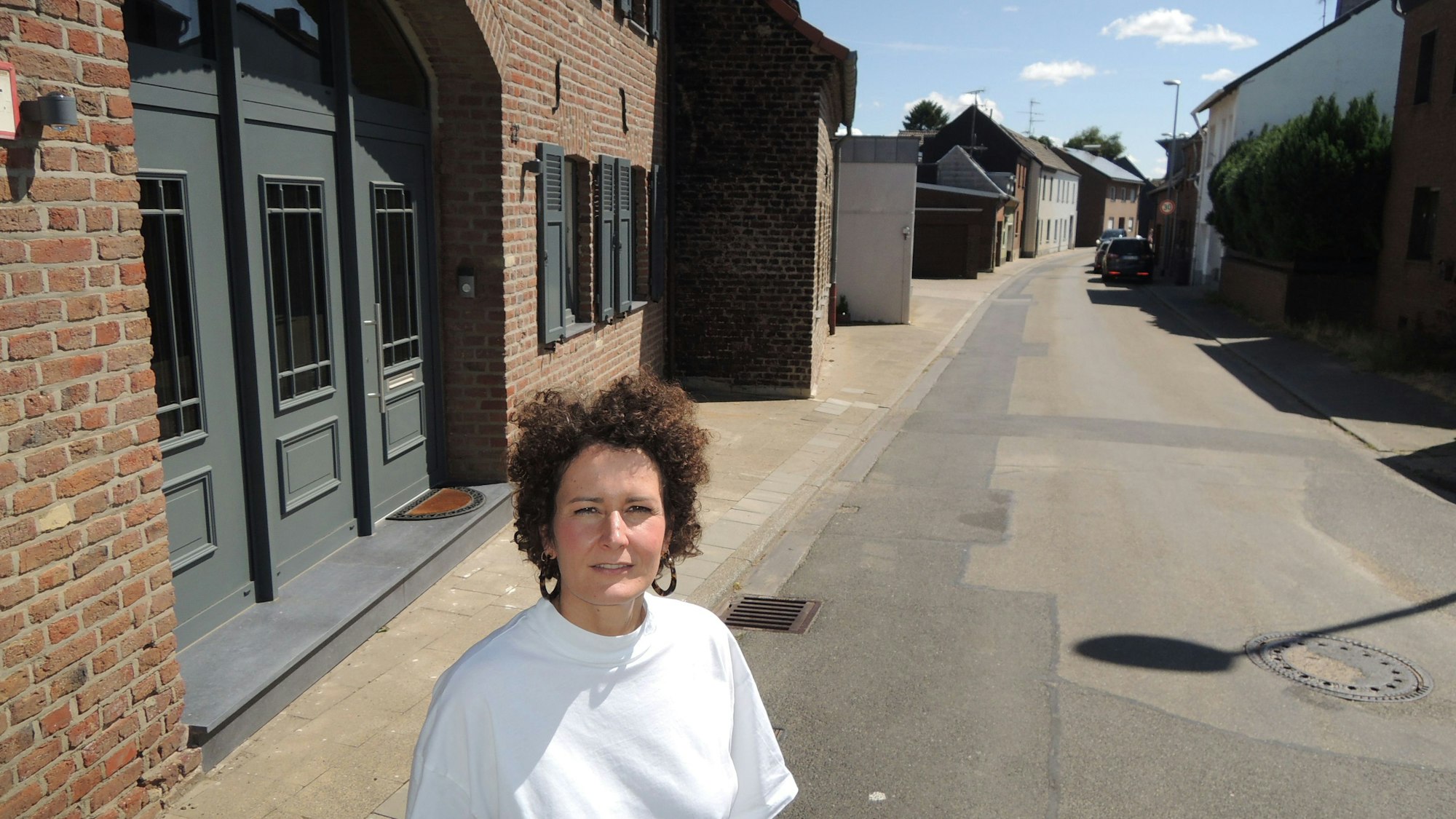 Julia Schmidt vor ihrem Haus