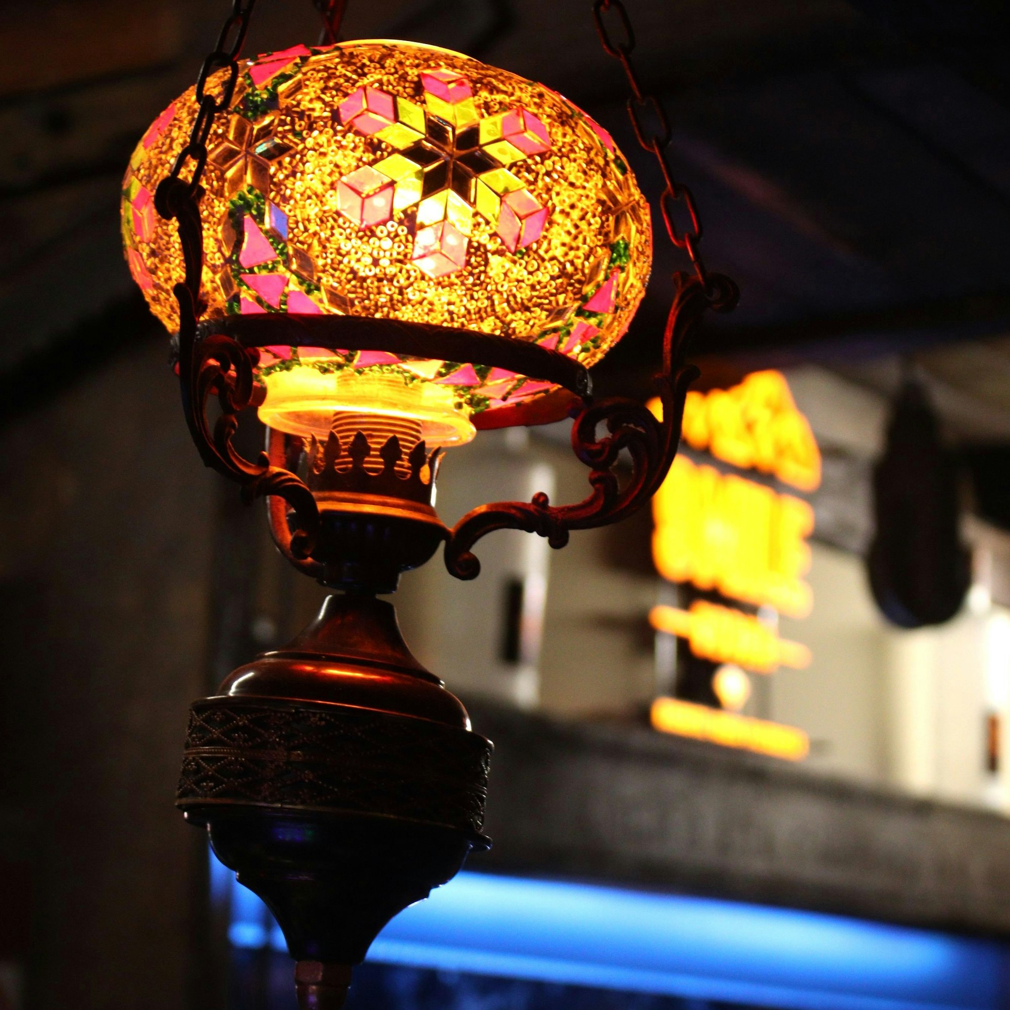 Das Foto zeigt eine Lampe mit orientalischen Verzierungen.