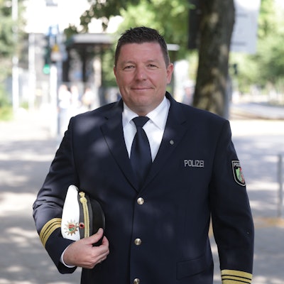 Patrick Reichelt, Polizeibeamter, kommt zur Verleihung der Rettungsmedaille des Landes Nordrhein-Westfalen durch den nordrhein-westfalischen Ministerpräsidenten Wüst.