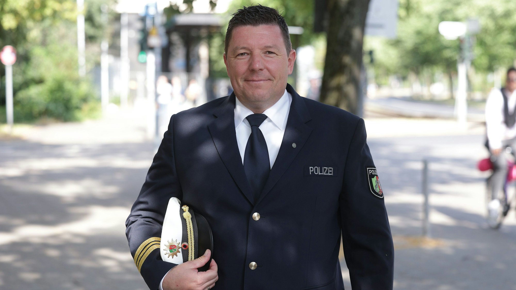 Patrick Reichelt, Polizeibeamter, kommt zur Verleihung der Rettungsmedaille des Landes Nordrhein-Westfalen durch den nordrhein-westfalischen Ministerpräsidenten Wüst.