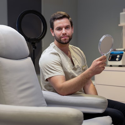 Arzt Marlon Drüe in den Räumen von Docboom in der Mittelstraße in Köln.