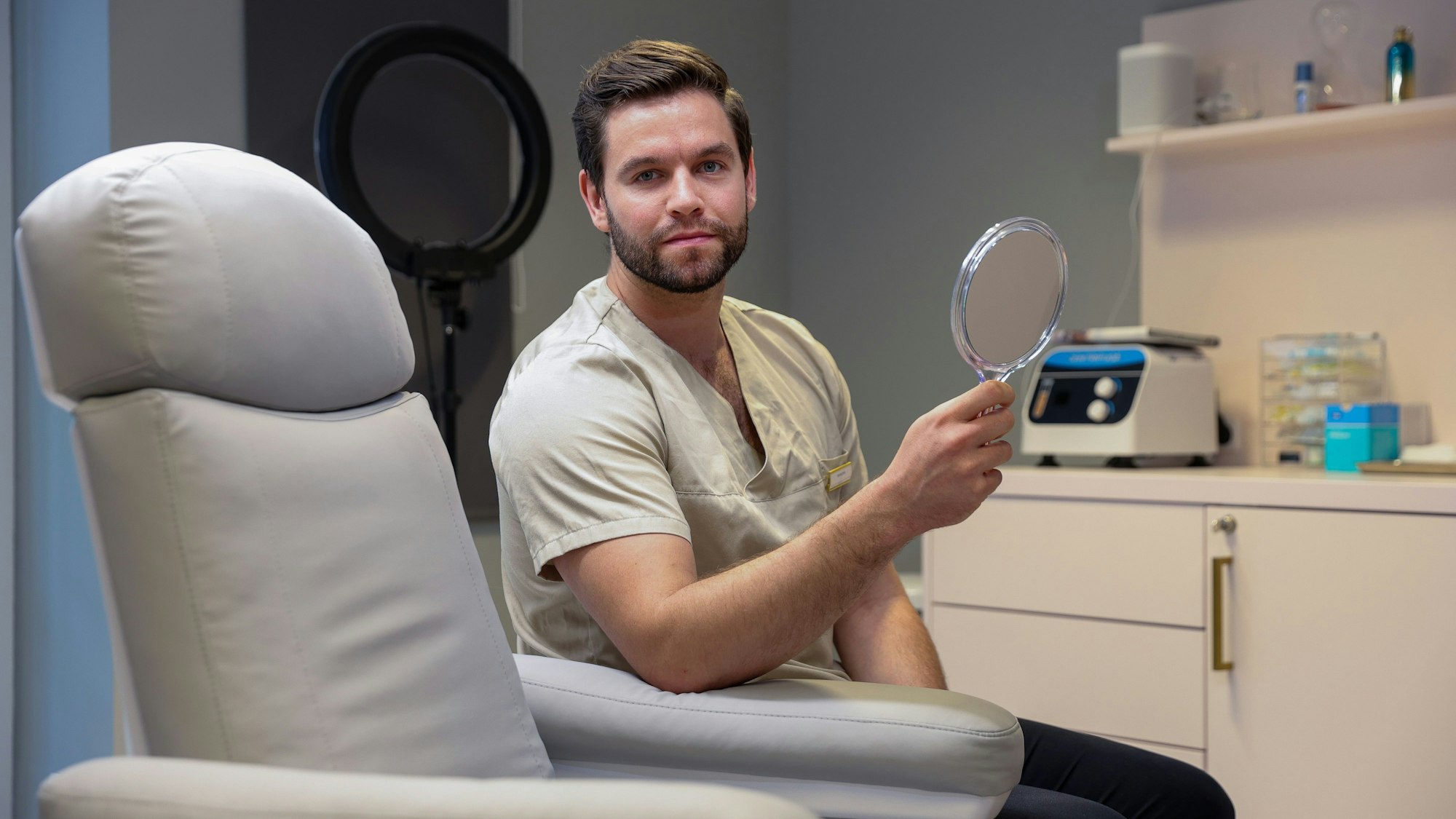 Arzt Marlon Drüe in den Räumen von Docboom in der Mittelstraße in Köln.