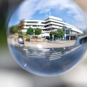 In einer Glaskugel spiegelt sich die Euskirchener Kreisverwaltung.