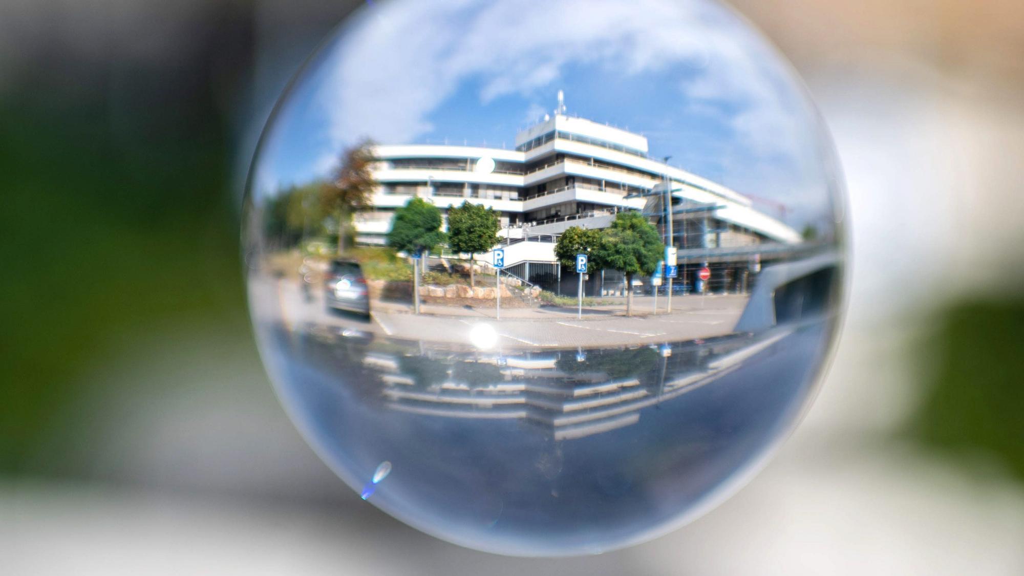Das Bild zeigt das Kreishaus in einer Glaskugel.