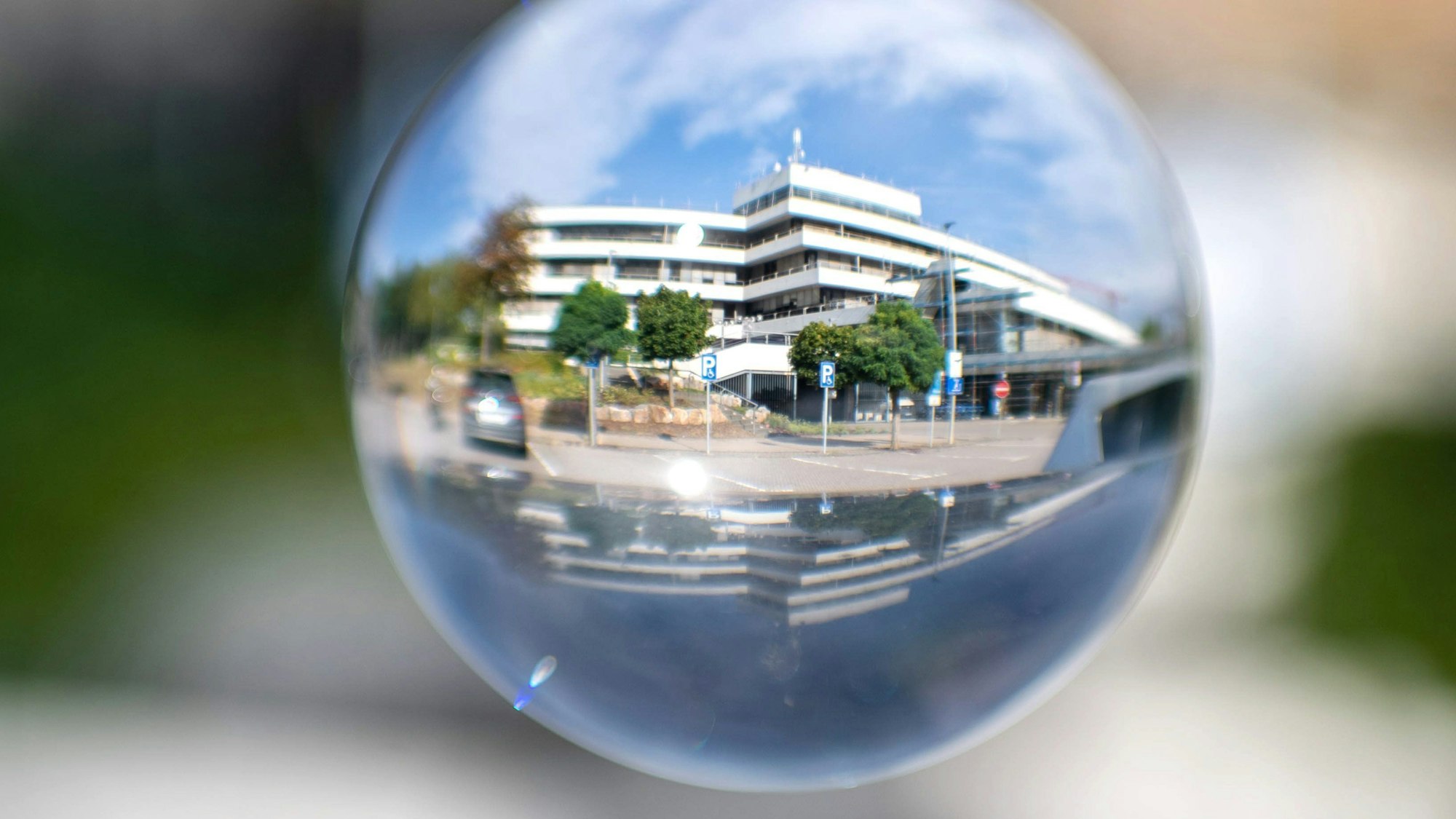 Das Bild zeigt das Kreishaus in einer Glaskugel.