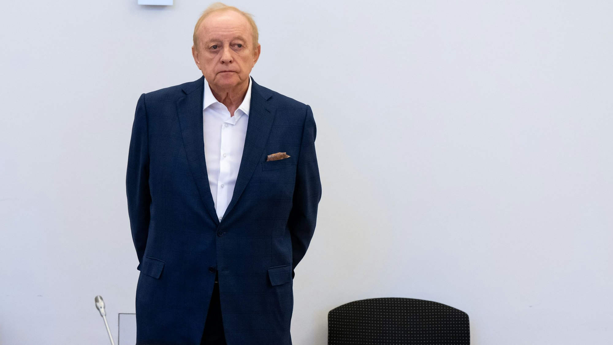 Alfons Schuhbeck, Koch und Unternehmer, hier im Gerichtssaal in München im Oktober 2022, es wurde Steuerhinterziehung verhandelt.