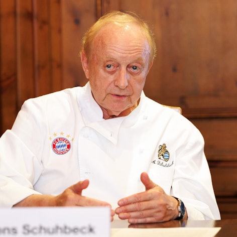 Der frühere Sternekoch Alfons Schuhbeck wurde wegen Steuerhinterziehung verurteilt. Nun wurde gegen ihn auch ein Insolvenzverfahren eröffnet. (Archivbild)