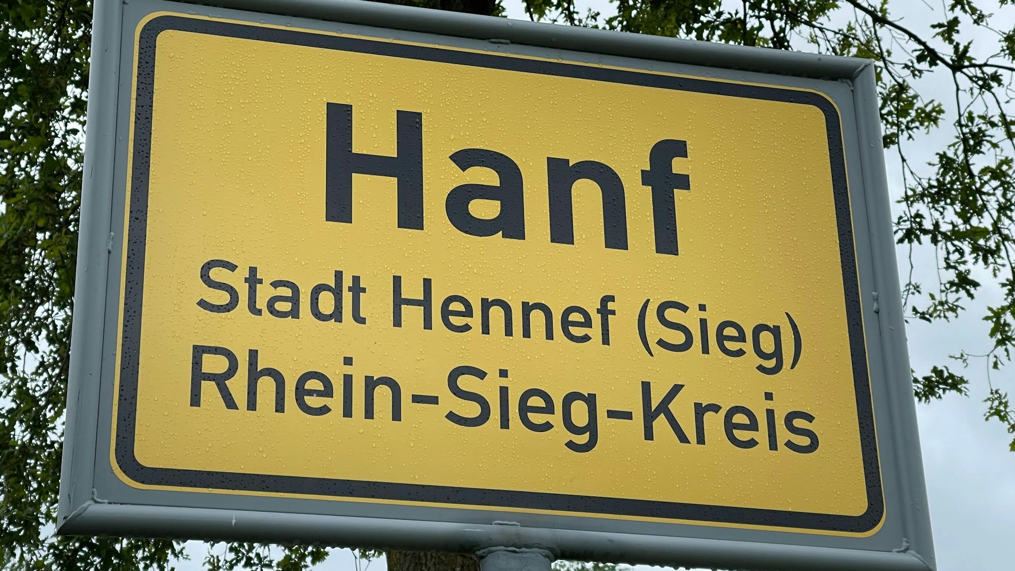 Ein Ortsschild ist fest verschweißt.