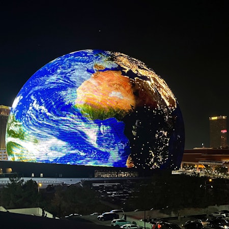 Die MSG-Sphere, ein kugelförmiges LED-Bauwerk, beleuchtet die Skyline von Las Vegas zur Feier des Unabhängigkeitstages der USA.