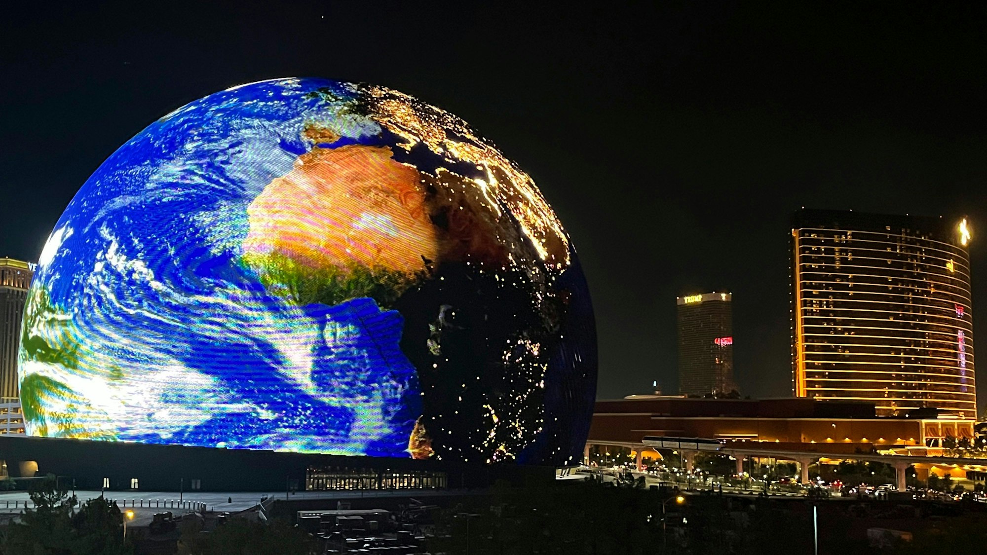Die MSG-Sphere, ein kugelförmiges LED-Bauwerk, beleuchtet die Skyline von Las Vegas zur Feier des Unabhängigkeitstages der USA.