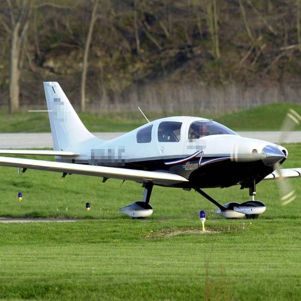 Ein Kleinflugzeug vom Typ Lancair auf einem Flugplatz. Die Propeller drehen sich. (Symbolbild)