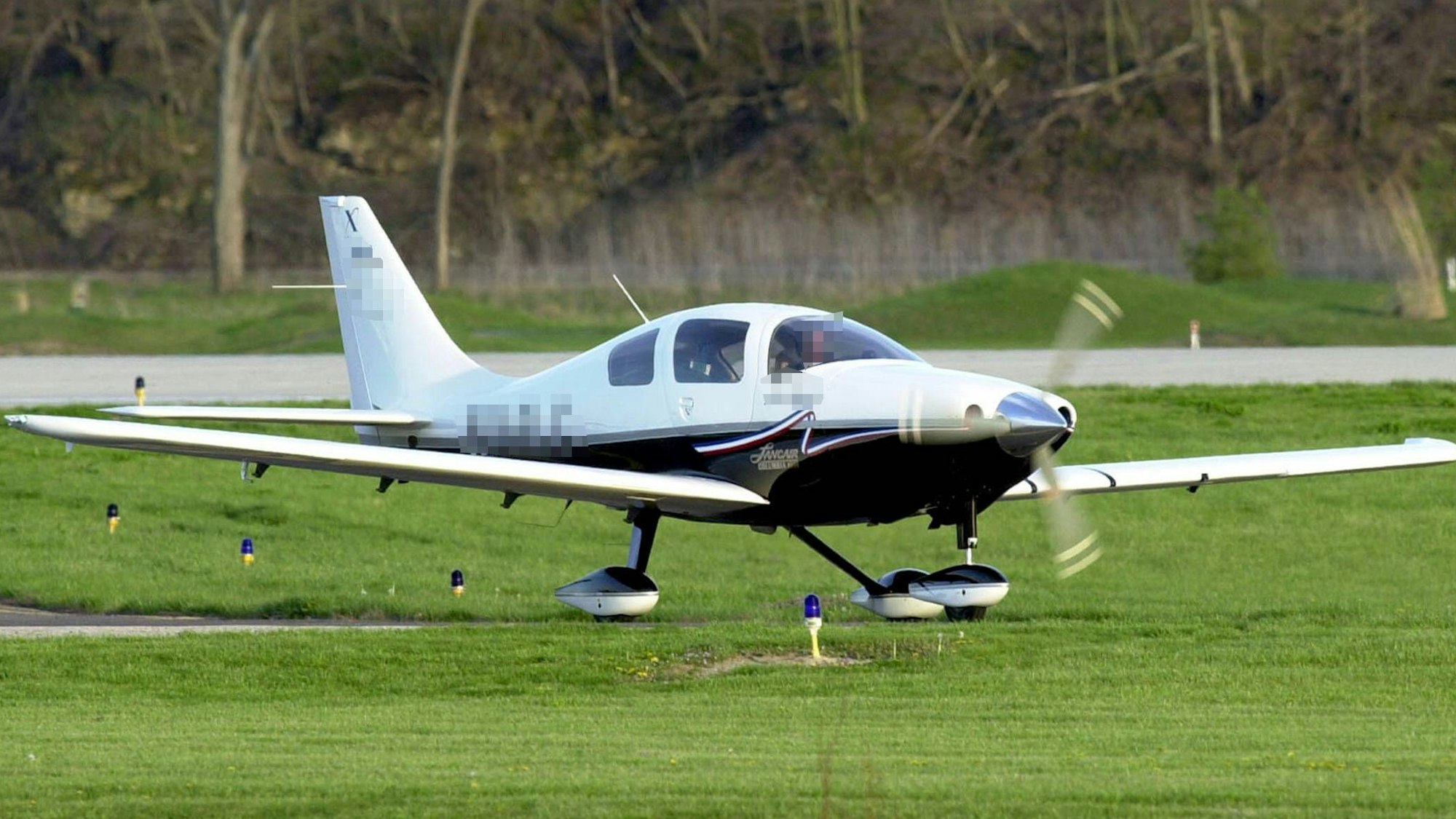 Ein Kleinflugzeug vom Typ Lancair auf einem Flugplatz. Die Propeller drehen sich. (Symbolbild)