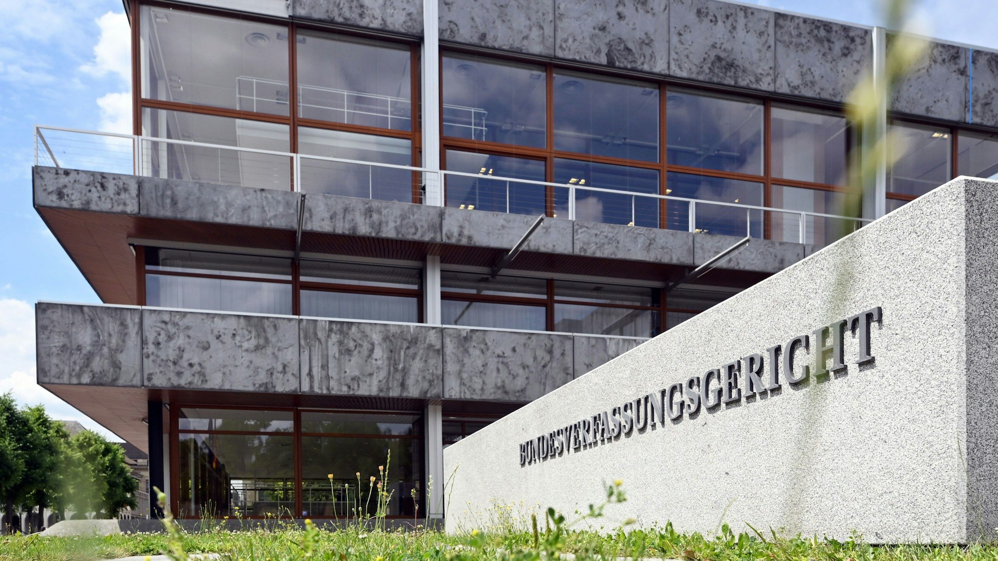 Das Bundesverfassungsgericht hat die Verabschiedung des umstrittenen Heizungsgesetzes im Bundestag in einem Eilverfahren gestoppt.