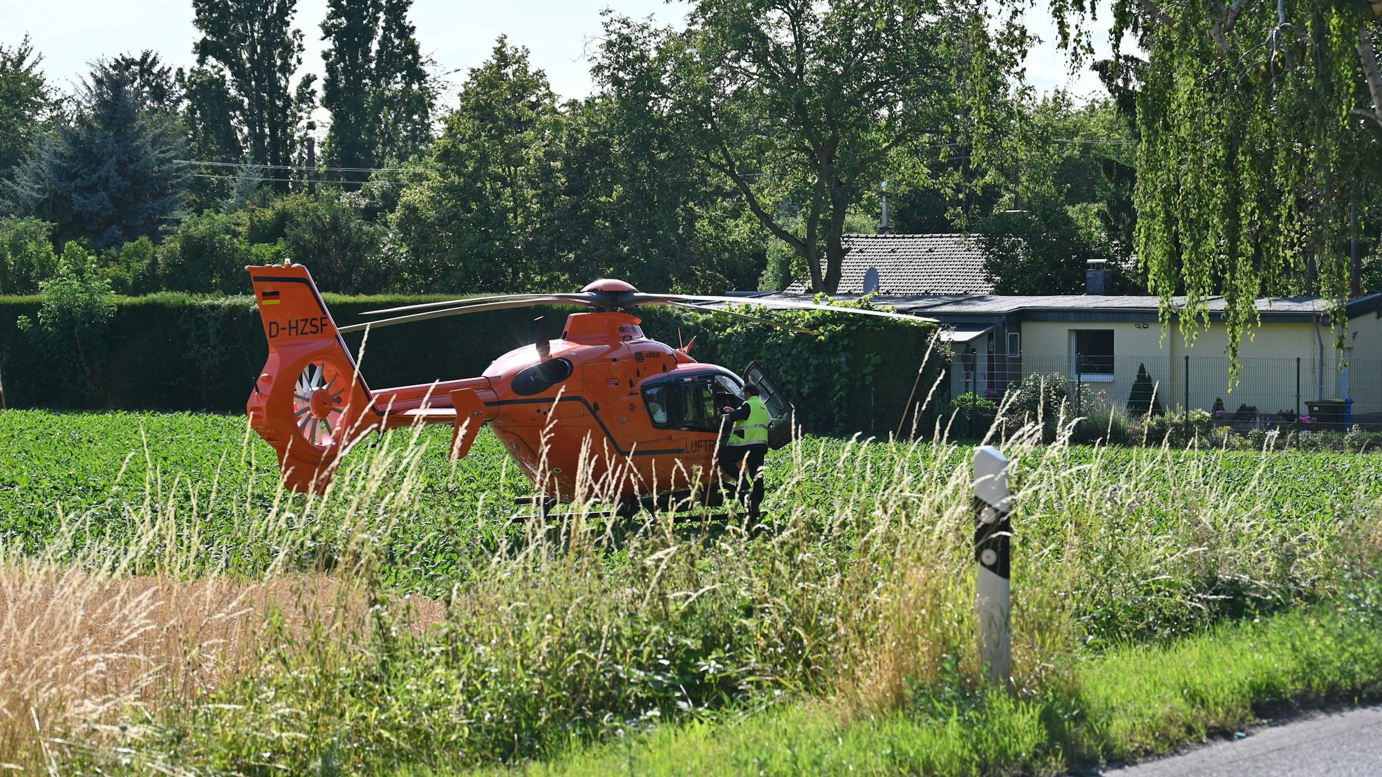 Ein Rettungshubschrauber steht auf einem Feld.